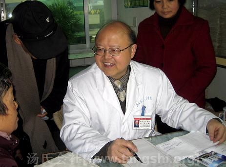 汤一新专家诊病
远近闻名的国家级名中医,全国五一劳动奖章的获得者。如今,作为一名守护人民身体健康的医务工作者,他有幸成为了我市的87名火炬手之一。这位享受国务院特殊津贴的中医专家,在奥运精神的带动下,激情依然。
汤一新专家诊病
远近闻名的国家级名中医,全国五一劳动奖章的获得者。如今,作为一名守护人民身体健康的医务工作者,他有幸成为了我市的87名火炬手之一。这位享受国务院特殊津贴的中医专家,在奥运精神的带动下,激情依然。